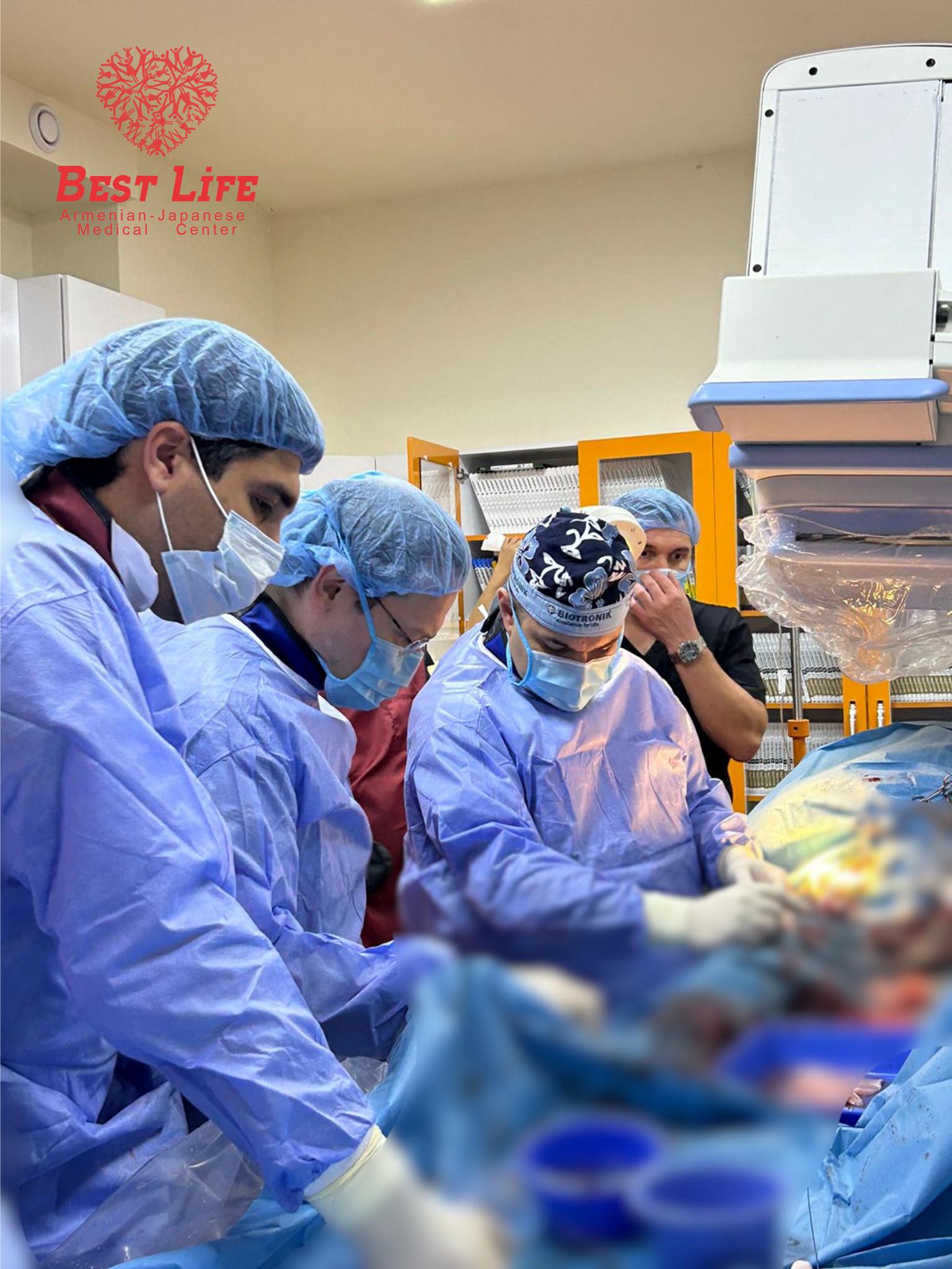 For the first time, endovascular prosthetics of a large aortic aneurysm was performed at 